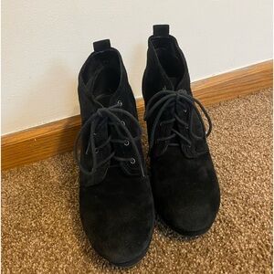 These are NOTTT sold! Great condition,super cute to wear with jeans or a dress:)